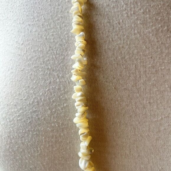 Vintage Mother of Pearl Hand Beaded Shell Necklace - Picture 3 of 6
